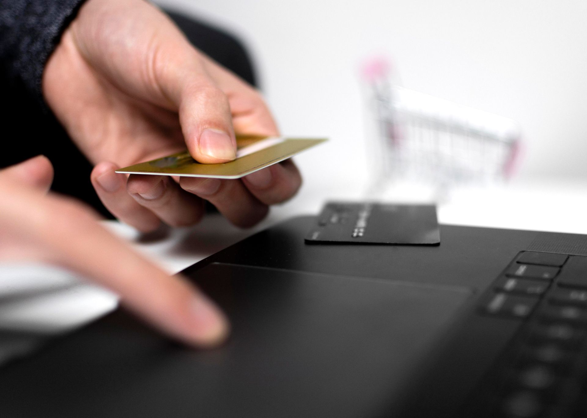 信用卡換現金速度快嗎示意圖：使用者在家以手機完成3D驗證與線上申請流程，呈現信用卡換現金時程、風控審核與安全操作提醒情境。=